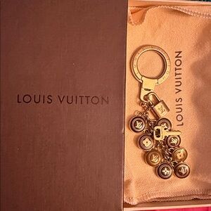 SOLD‼️
LOUIS VUITTON Bag Charm Key Ring Pastilles Chain Gold